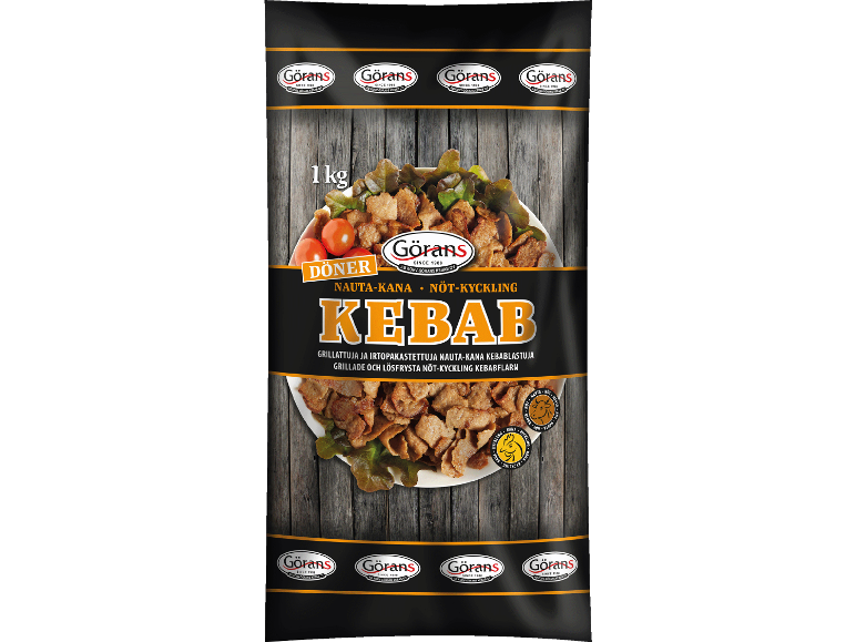 1 kg förpackning nöt- och kycklingkebab med sallad och tomater.