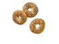 Tre krispiga bagels med allt-topping, strödda med frön, på svart bakgrund.