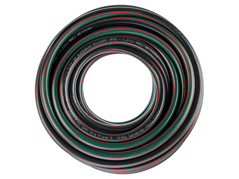Upprullad trädgårdsslang i grönt och svart med röda ränder, märkt 13 mm (1/2') och 6 bar.