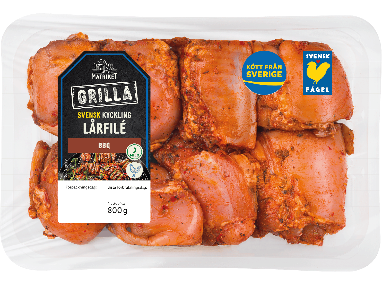 Marinerad kyckling för grillning, med texten 'Grilla', 'BBQ' och 'Kött från Sverige'.