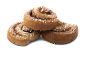 Tre kanelbullar med pärlsocker, staplade på varandra mot en svart bakgrund.