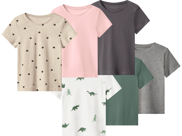 Set med sex barn-T-shirts i olika färger och mönster, inklusive hjärtan och dinosaurier.