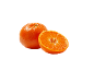 En hel mandarin och en halverad mandarin med saftigt fruktkött.