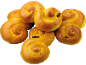 S-formade saffransbullar med russin, staplade