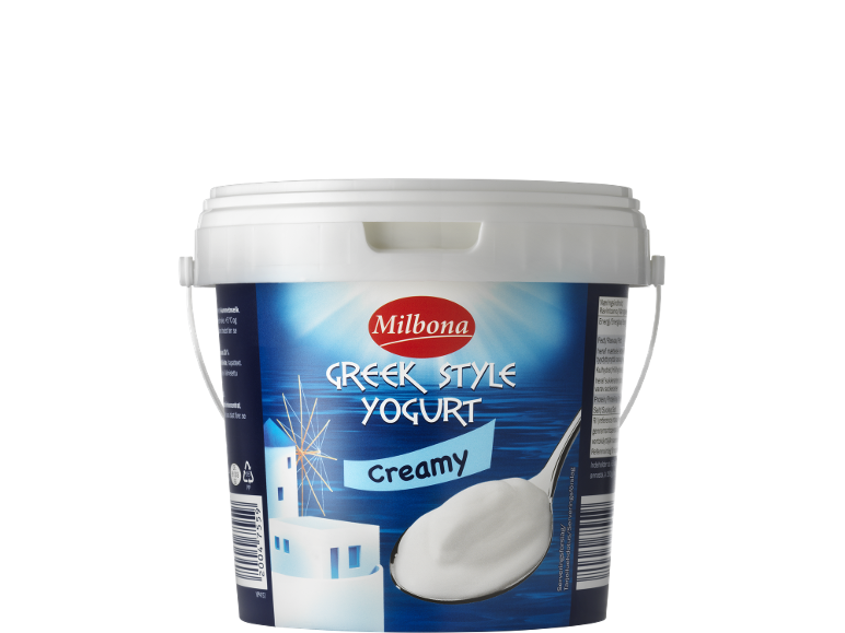 Krämig grekisk yoghurt i en vit behållare med väderkvarn och sked.