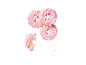 Rosa glaserade munkar med marshmallows, en biten.