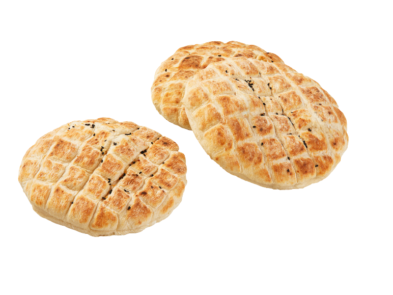 Runt pitabröd med svarta frön på svart bakgrund.