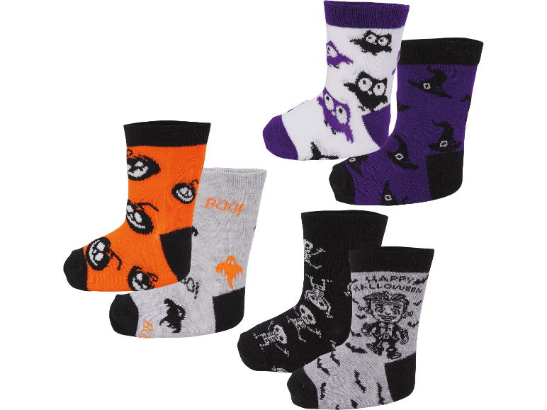 Tre par barnstrumpor med läskiga Halloween-motiv.
