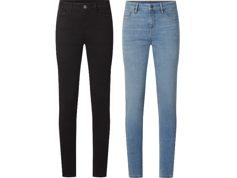 Två par dam-skinny jeans, ett svart och ett ljusblått, mot svart bakgrund.