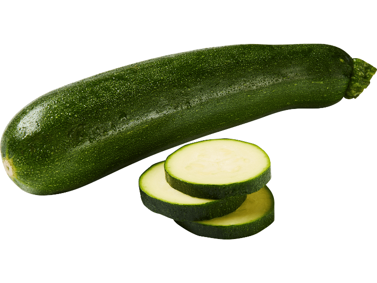 Färsk grön zucchini med vattendroppar och tre skivor mot svart bakgrund.