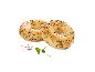 Två allt-bagels med kryddor, strödda med frön och örter, på svart bakgrund.