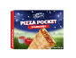 Bolognese pizzapocketlåda med en skuren pizza, tomat och köttfärs, mot en fotbollsstadionbakgrund.