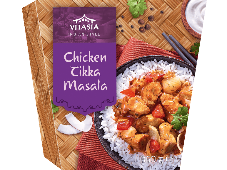 Kyckling Tikka Masala med ris, kokos och kryddor på en bambumatta.