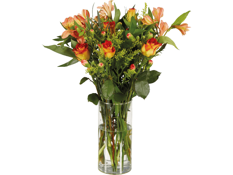 Blombukett med gula och röda rosor samt alstroemeria i en glasvas.