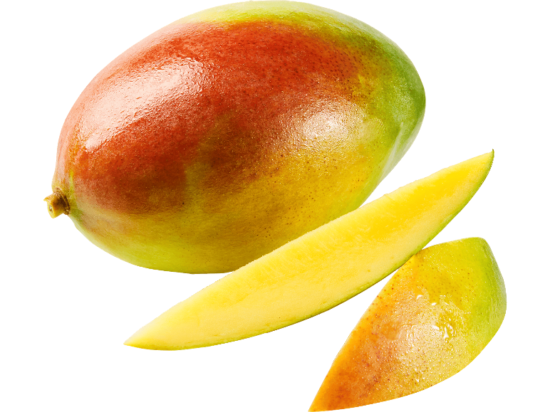 En färsk hel mango och två skurna skivor på en svart bakgrund.