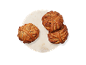Tre flätade bullar med kryddor på en rund marmorplatta.