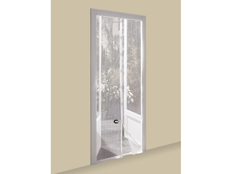 Vit magnetisk insektsnät på en altandörr med växter utanför.