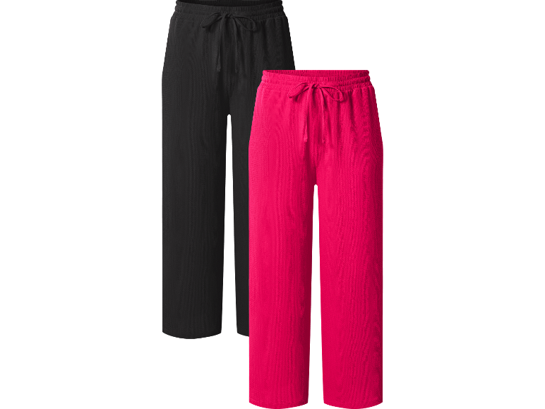 Två par vida dambyxor, ett svart och ett fuchsia, med resår i midjan.