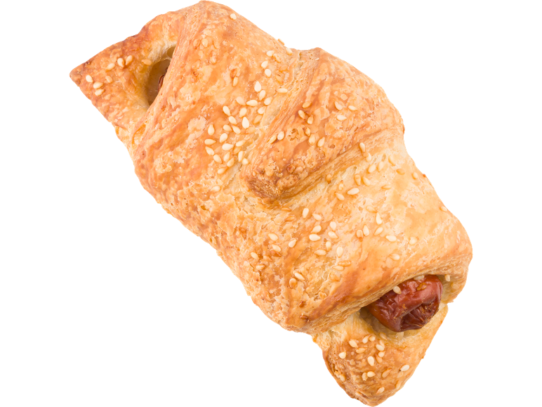 Salt croissant med sesam och korvfyllning, på svart bakgrund.