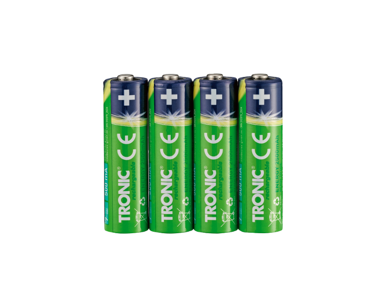 Fyra uppladdningsbara AA-batterier med texten ”ENERGY 2500mAh”.