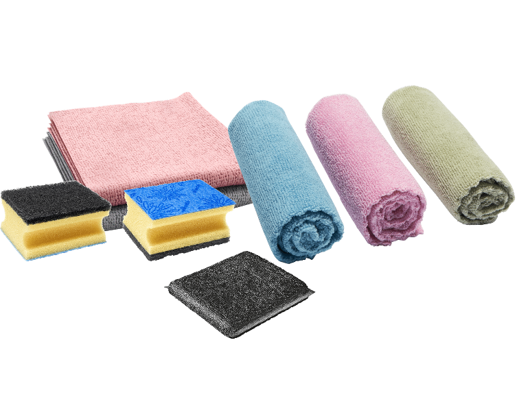 Rosa, blå och gröna mikrofiberdukar, rengöringssvampar och en skurplatta.