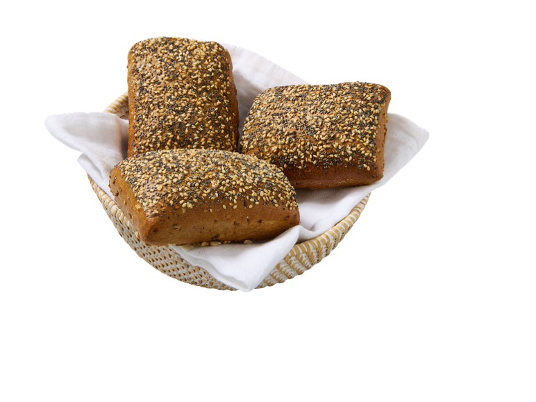 Tre små bröd med sesam- och vallmofrön i en flätad korg med en vit duk.