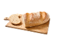 Nygräddat bröd på en träskärbräda, med en skiva avskuren.