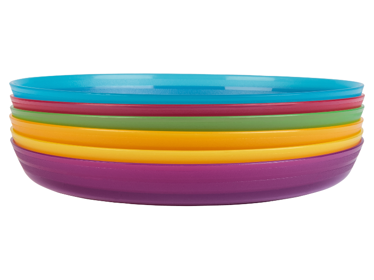 En stapel färgglada plastskålar i blått, rött, grönt, orange, gult och lila.