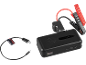 Svart bärbar batteristartare med röda och svarta startkablar och en USB-laddningskabel.
