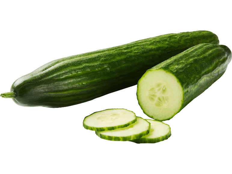 Färska gurkor, hela och skivade, på svart bakgrund.