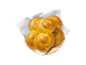 Lussekatter i en korg med en vit servett