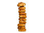 Högt torn av kanelbullar, strödda med socker, på vit bakgrund
