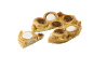 Danisht bakverk med vaniljkräm och choklad- och vaniljglasyr, med en utskuren skiva.