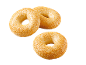 Tre gyllene sesambagels på svart bakgrund.
