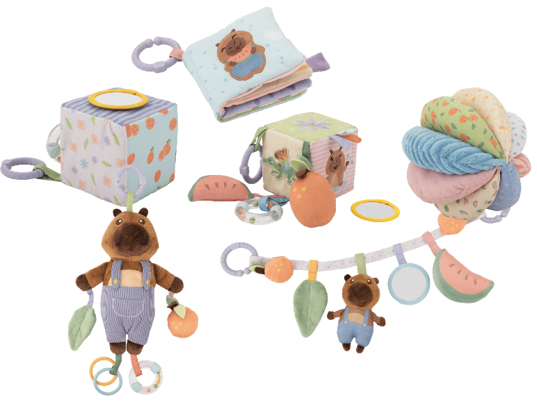 Set med sensoriska babyleksaker med kapybara-tema, inklusive mjuka klossar, en bok och skallror.