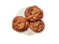Tre kanelbullar med pärlsocker på en rund, ljus bricka.