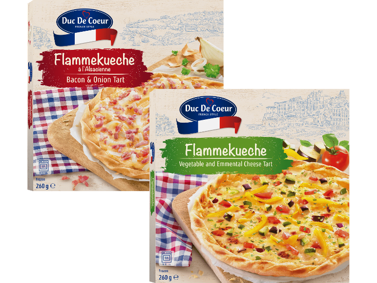 Två förpackningar frysta Flammekueche-pajer: en med bacon och lök, den andra med grönsaker och Emmentalerost.