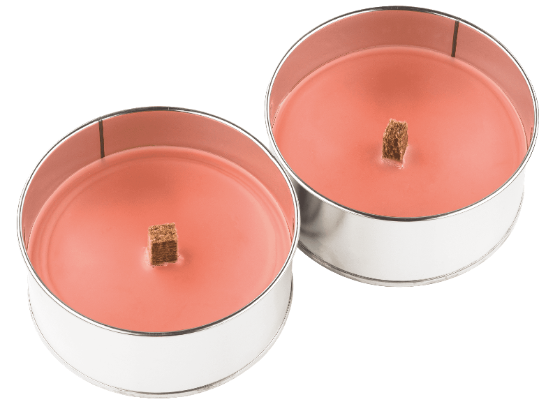 Två rosa ljus i metallburkar med trävekar