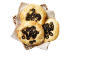 Focaccia med svarta oliver i en flätad korg med en linneduk.