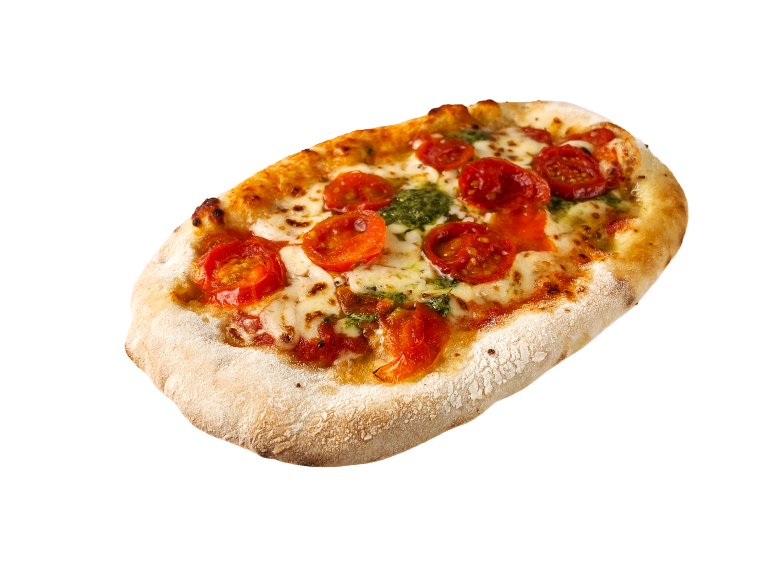 Oval pizza med tomater, ost och pesto på svart bakgrund.