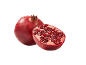 Hel och halverad granatäpple med livfulla röda kärnor mot svart bakgrund.