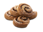 En hög kanelbullar, strödda med pärlsocker, mot en svart bakgrund.