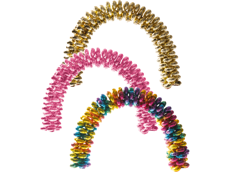 Tre böjda girlanger av glänsande, färgglada ballonger, en guld, en rosa och en regnbågsfärgad.