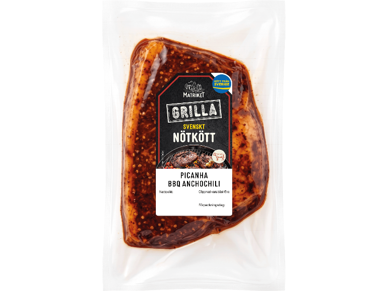Vakuumförpackad marinerad nötköttspicanha för grillning med etiketttexten 'Grilla Svenskt Nötkött Picanha BBQ Anchochili'.