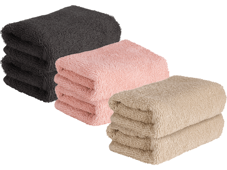 Tre staplar vikta handdukar i grått, rosa och beige.