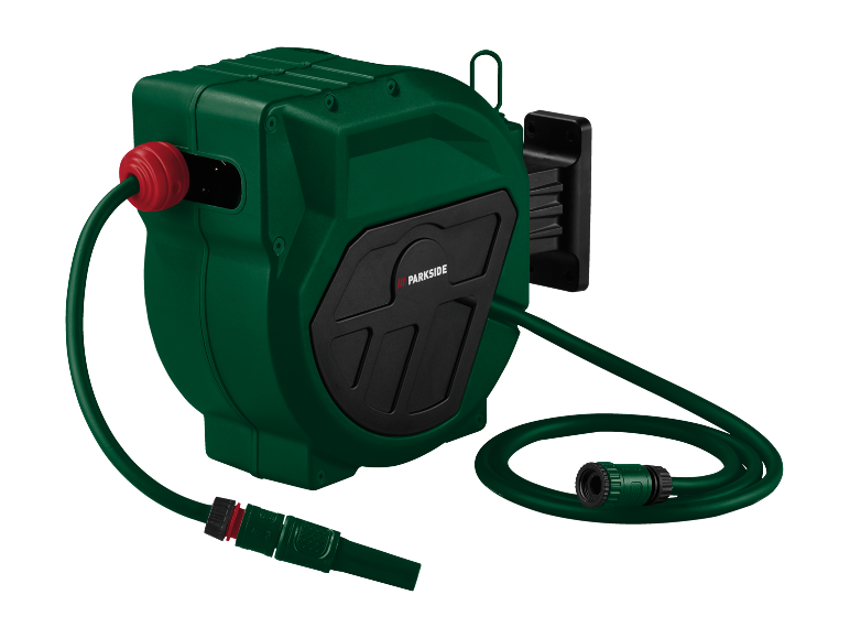 Grön automatisk trädgårdsslangvinda med upprullad slang och sprutmunstycke.