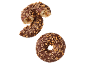 Två chokladdunkar med karamellbitar, en biten och fylld med karamell.
