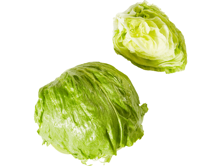 Två färska huvuden isbergssallat, en hel och en halverad, på svart bakgrund.
