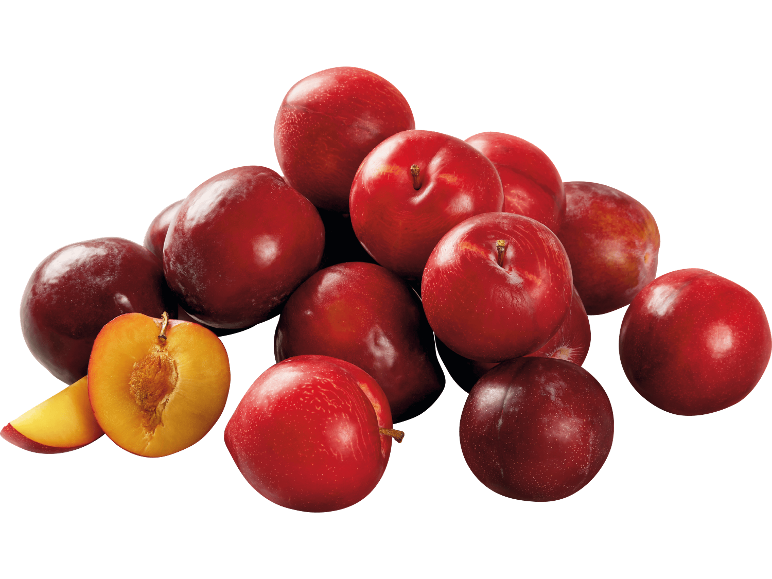 En hög med färska röda plommon, med en halverad som visar det gula fruktköttet.