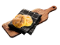 Två gyllene, sockrade söta bullar på en kökshandduk på en träskärbräda.